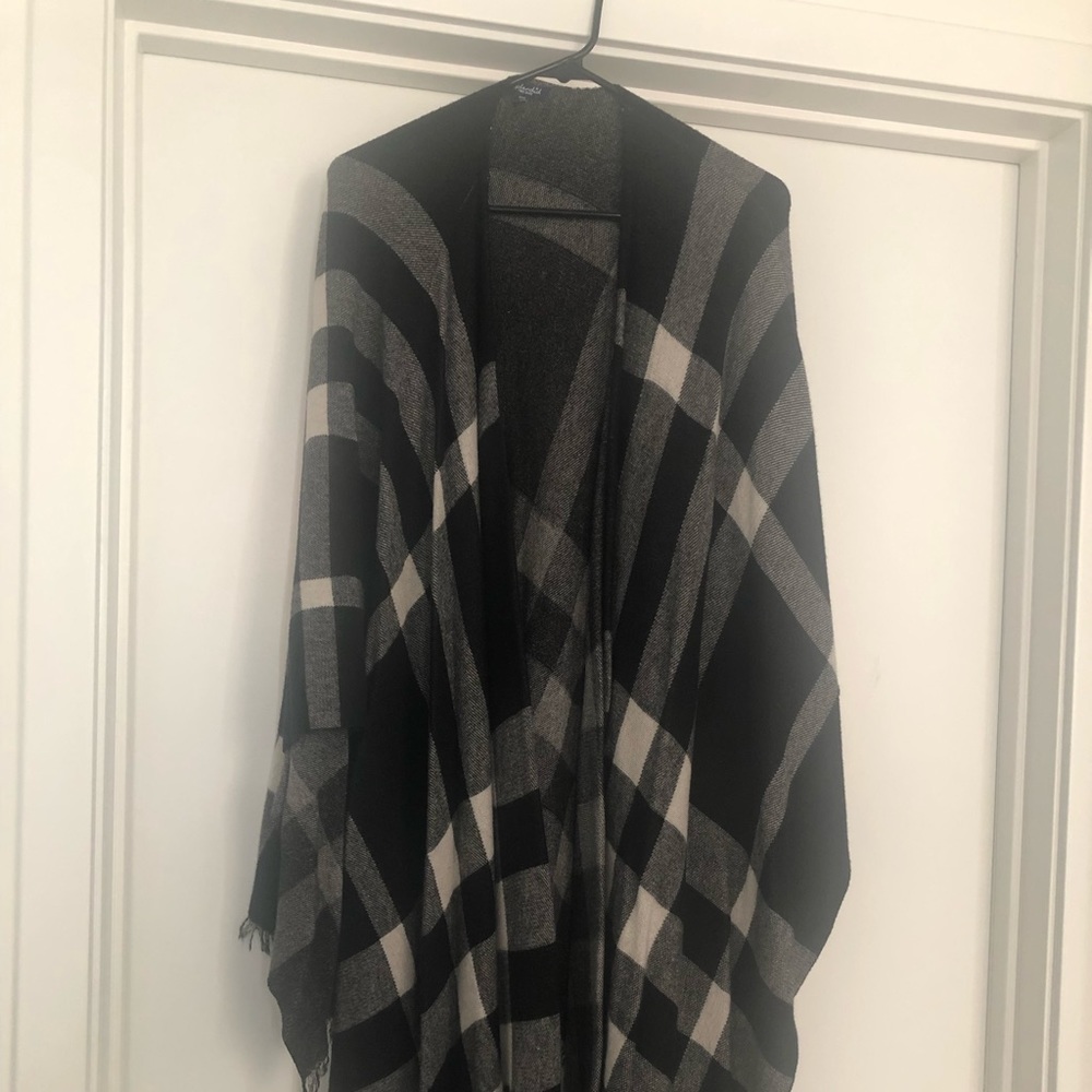 Perfect condition black and white shawl from Splendid